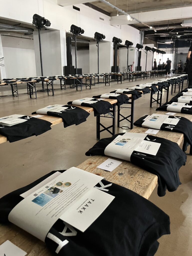 開場直前の様子。観覧席にはTシャツがあらかじめ配置され、ショーの幕開けに華を添えました。