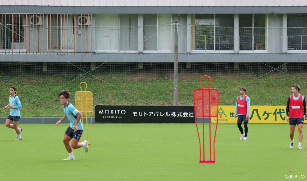 ジュビロ磐田の練習拠点であるヤマハ大久保グラウンドに、モリトアパレル株式会社の社名が掲出されています。